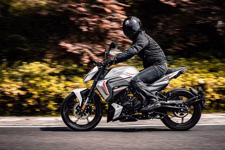 Xe sử dụng hộp số 6 cấp tiêu chuẩn với hệ thống ly hợp trợ lực (Assist Clutch). Theo nhà sản xuất, xe có thể đạt tốc độ tối đa khoảng 100 km/h. Và với sức mạnh này thì người dùng tại Việt Nam chỉ cần có bằng lái hạng A1.