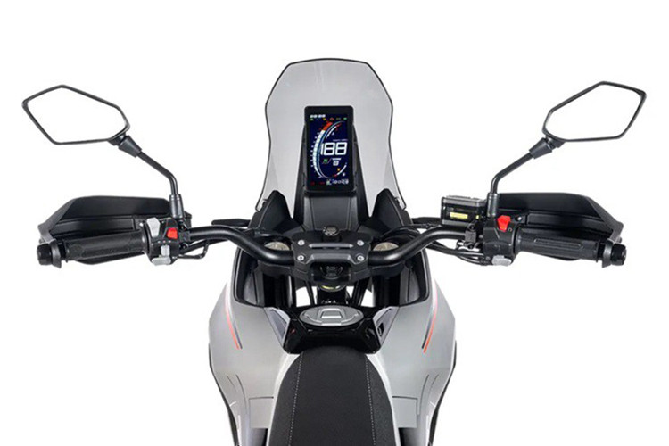 Chiếc xe được thiết kế đơn giản nhưng hiệu quả, trang bị hệ thống đèn LED toàn bộ, màn hình hiển thị LCD dạng dọc kiểu đặt dọc vốn phổ biến trên các xe adventure cao cấp. Xe cũng được tích hợp hệ thống giảm xóc trước dạng hành trình ngược (upside-down) đường kính 41 mm, giảm xóc sau dạng đơn có thể điều chỉnh.