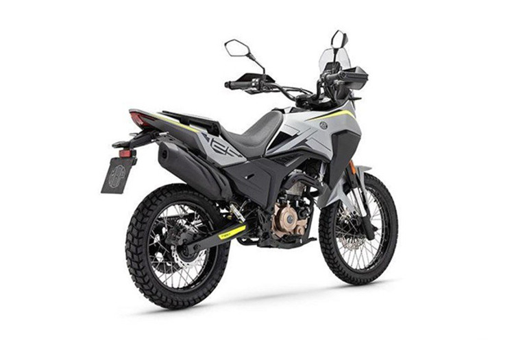 Xe cũng được trang bị bộ vành nan hoa với kích thước không đều nhau: bánh trước 19 inch, bánh sau 17 inch. Hệ thống phanh ABS cho cả hai bánh, có thể tắt chức năng ABS để chạy địa hình off-road.