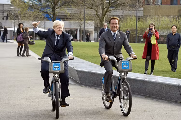 Ở vai trò là Thống đốc bang California, Arnold Schwarzenegger luôn được biết đến như một trong những người nổi tiếng đấu tranh tích cực cho môi trường xanh, sạch, đẹp cũng như công việc kêu gọi bảo vệ môi trường.