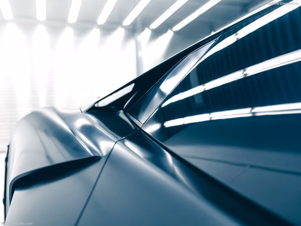 Siêu xe hybrid Terzo Millennio mang ưu thế khí động học, dựa trên kiến trúc hoàn toàn mới, điều chỉnh các luồng không gió đi qua xe. Thân xe liền khối monocoque dựa trên công nghệ Forged Composite của Lamborghini, với cách bố trí động cơ điện, vị trí ghế lái lấy cảm hứng từ những chiếc xe đua.