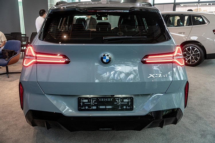 Phong cách thiết kế "nguyên khối" trên mẫu xe SUV BMW X3 G45 2025 được lấy cảm hứng từ các mẫu SUV cỡ lớn như BMW XM. Điểm nhấn ngoại thất nằm ở lưới tản nhiệt kích thước lớn, với họa tiết nan lưới có thể thay đổi theo chiều dọc và chéo.