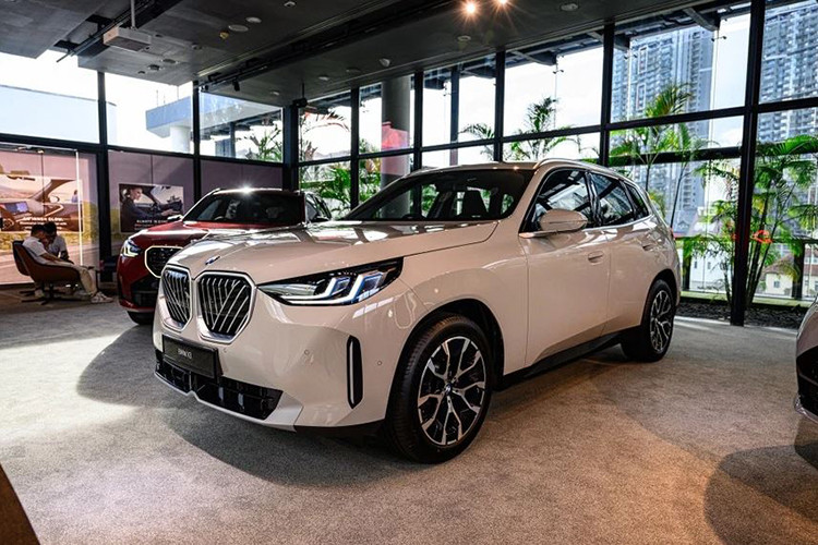 Cụm đèn trước và sau của BMW X3 thế hệ mới được thiết kế theo phong cách cấp tiến mang lại diện mạo thể thao và mạnh mẽ. Dù trục cơ sở không thay đổi nhưng nhờ những tinh chỉnh trong thiết kế, X3 thế hệ mới trông dài và rộng hơn người tiền nhiệm.