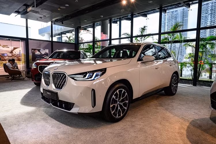 Cụm đèn trước và sau của BMW X3 thế hệ mới được thiết kế theo phong cách cấp tiến mang lại diện mạo thể thao và mạnh mẽ. Dù trục cơ sở không thay đổi nhưng nhờ những tinh chỉnh trong thiết kế, X3 thế hệ mới trông dài và rộng hơn người tiền nhiệm.