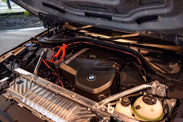 BMW X3 G45 được trang bị hai tùy chọn động cơ: Phiên bản 20 xDrive: Động cơ mild-hybrid 4 xy-lanh thẳng hàng 2.0L, công suất 190 mã lực, mô-men xoắn cực đại 310 Nm. Phiên bản M50 xDrive: Động cơ 6 xy-lanh 3.0L kết hợp với hệ thống mild-hybrid cho công suất tối đa 398 mã lực và mô-men xoắn 580 Nm.