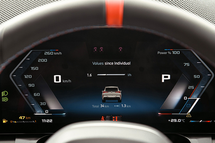 Các vật liệu sử dụng trong nội thất của xe bao gồm da Veganza, da cao cấp BMW Individual Merino, hoặc phối hợp giữa Veganza và Alcantara, mang lại cảm giác sang trọng và tinh tế. Bên cạnh đó, các tiện nghi hiện đại như cửa sổ trời toàn cảnh Panorama,...