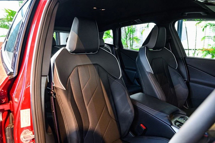 Dung tích khoang hành lý cũng được tăng thêm 20 lít, đạt mức 570 lít. Khi gập hàng ghế thứ hai, dung tích này có thể mở rộng lên đến 1.700 lít, mang lại khả năng chứa đồ vượt trội trong phân khúc.