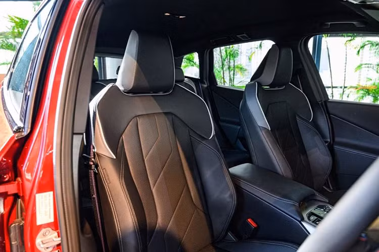 Dung tích khoang hành lý cũng được tăng thêm 20 lít, đạt mức 570 lít. Khi gập hàng ghế thứ hai, dung tích này có thể mở rộng lên đến 1.700 lít, mang lại khả năng chứa đồ vượt trội trong phân khúc.