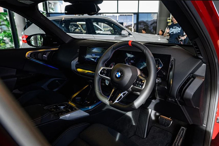 Các chi tiết khác của xe gồm ghế thông gió chủ động, hệ thống âm thanh Harman Kardon và điều hòa 3 vùng đều được tích hợp tạo nên một không gian nội thất tiện nghi và đẳng cấp hơn so với trước.