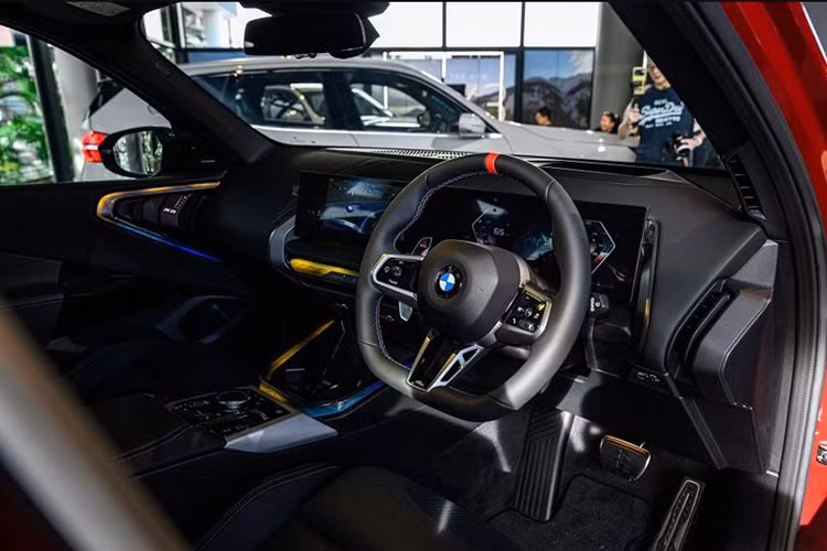 Các chi tiết khác của xe gồm ghế thông gió chủ động, hệ thống âm thanh Harman Kardon và điều hòa 3 vùng đều được tích hợp tạo nên một không gian nội thất tiện nghi và đẳng cấp hơn so với trước.