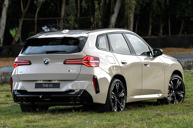 Tất cả các phiên bản đều sử dụng hệ dẫn động bốn bánh toàn thời gian xDrive và hộp số tự động 8 cấp Steptronic, với lẫy chuyển số tích hợp trên vô lăng, mang lại khả năng vận hành linh hoạt và mạnh mẽ.