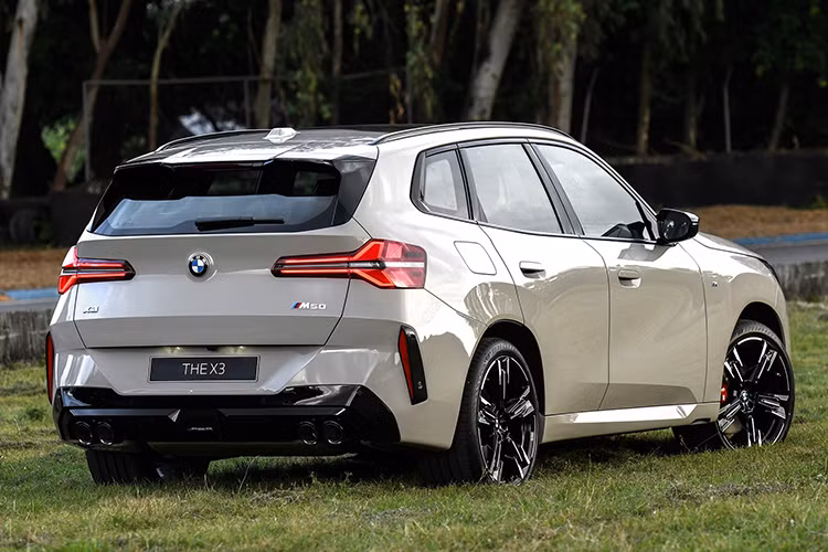 Tất cả các phiên bản đều sử dụng hệ dẫn động bốn bánh toàn thời gian xDrive và hộp số tự động 8 cấp Steptronic, với lẫy chuyển số tích hợp trên vô lăng, mang lại khả năng vận hành linh hoạt và mạnh mẽ.