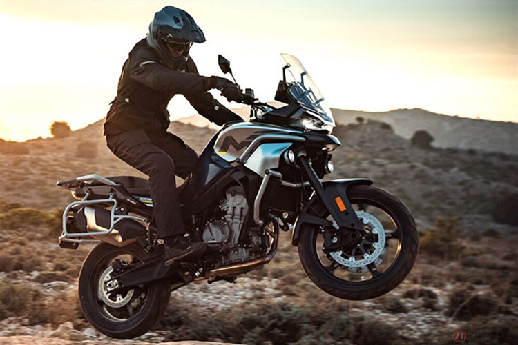 Mức bán ra CFMoto 800MT này của thương hiệu Trung Quốc được đánh giá thấp hơn nhiều so với các đối thủ cùng phân khúc như KTM 790 Adventure, Triumph Tiger 900 hay BMW F850GS. Hiện chưa có thông tin mẫu xe ADV này sẽ về thị trường Việt Nam.