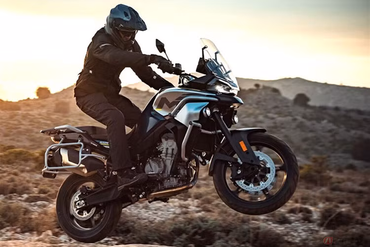 Mức bán ra CFMoto 800MT này của thương hiệu Trung Quốc được đánh giá thấp hơn nhiều so với các đối thủ cùng phân khúc như KTM 790 Adventure, Triumph Tiger 900 hay BMW F850GS. Hiện chưa có thông tin mẫu xe ADV này sẽ về thị trường Việt Nam.