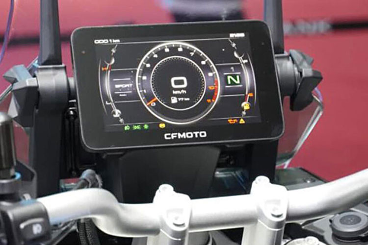 So với các đối thủ cùng phân khúc, CFMoto 800MT thể hiện rõ sự hấp dẫn của mình bằng hiệu năng vận hành tốt, nhiều trang bị điện tử ấn tượng, và quan trọng nhất là mức giá vô cùng hấp dẫn.