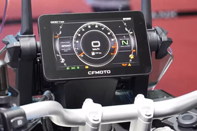 So với các đối thủ cùng phân khúc, CFMoto 800MT thể hiện rõ sự hấp dẫn của mình bằng hiệu năng vận hành tốt, nhiều trang bị điện tử ấn tượng, và quan trọng nhất là mức giá vô cùng hấp dẫn.