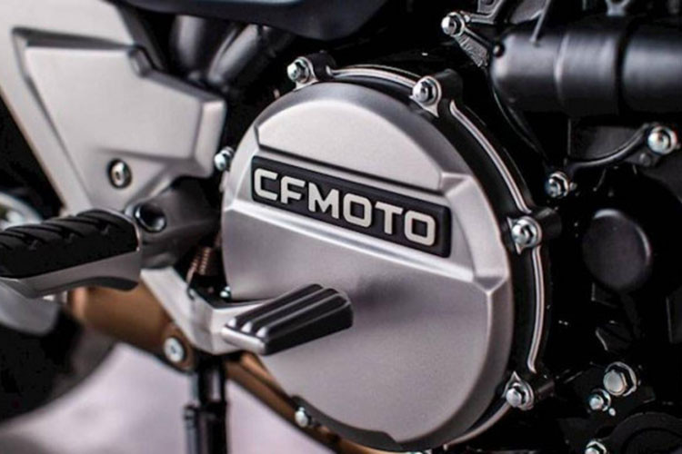 Hệ thống treo của cả hai phiên bản không có gì khác nhau, đều là hệ thống treo KYB với phuộc hành trình ngược ở trước và giảm xóc đơn sau, hệ thống phanh mang thương hiệu J.Juan. Đi kèm là hệ thống phanh an toàn cảm biến góc nghiêng ABS và hệ thống kiểm soát lực kéo do Bosch phát triển.