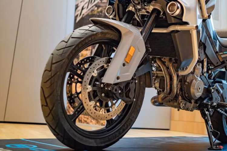 Các tiện ích hỗ trợ cho sự thoải mái của khách hàng có thể kể đến tính năng sưởi yên xe và sưởi tay lái. Màn hình màu TFT của xe hỗ trợ nhiều tiện ích kết nối điện thoại thông minh và hiển thị bản đồ, hệ thống định vị dẫn đường GPS, ga điện tử với các chế độ lái.