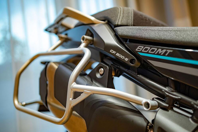 CFMoto 800MT có hai phiên bản gồm bản Sport trang bị vành nhôm đúc và bản Touring trang bị vành nan kèm lốp gai, ốp bảo vệ gầm máy. Cả hai phiên bản này đều sử dụng bộ vành kích thước 19 inch phía trước và 17 inch phía sau.