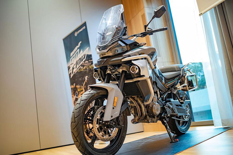 Điểm gây chú ý của mẫu CFMoto 800MT của Trung Quốc chính là việc xe được trang bị động cơ tương tự dòng máy LC8 của thương hiệu KTM đình đám, hiện đang trang bị trên mẫu KTM 790 Adventure R.