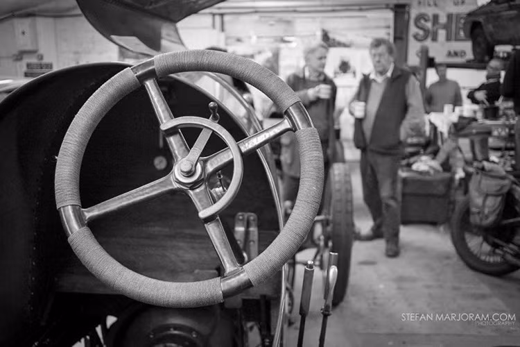 Vô lăng của xe với 4 chấu cùng một hệ thống điều chỉnh bằng tay nằm ngay giữa. Vô lăng to lớn được cuốn bằng dây vải.