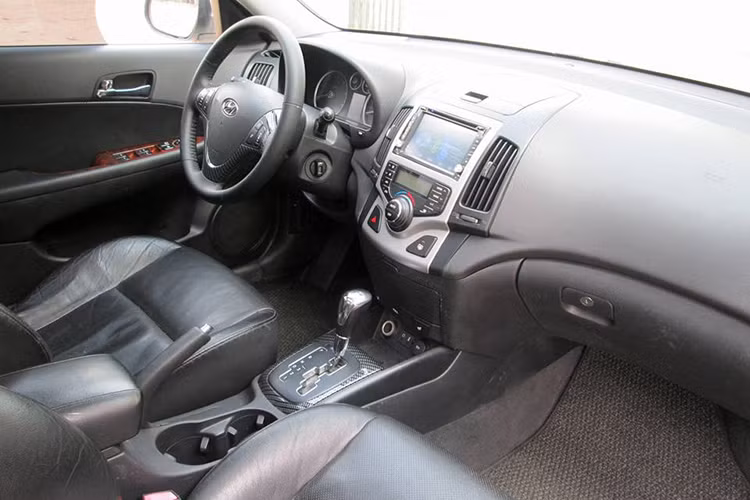 Ngoài ra, là phiên bản nhập khẩu nguyên chiếc, chiếc Hyundai i30 đời cũ này còn sở hữu thêm các tiunhs năng khác như 2 sấy ghế trước, gương cụp điện, cảm biến de theo xe, hệ thống chống trộm, kính gió giảm tốc....