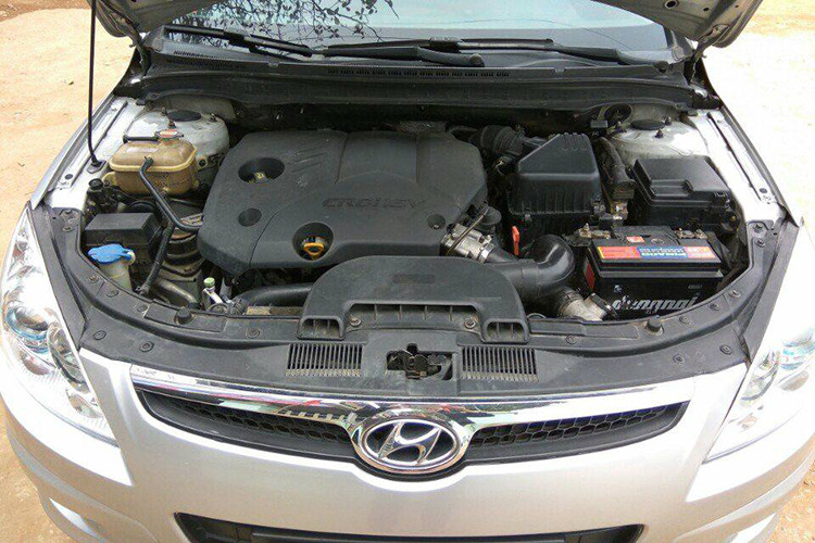 Chiếc Hyundai i30 CRDi trong bài viết này sử dụng động cơ dầu có dung tích 1.6L, công suất cực đại 89 mã lực tại 4.000 vòng/ phút, mo men xoắn tối đa 235 Nm tại 1.750 – 2.500 vòng/ phút. Mẫu xe trong bài viết này sử dụng hộp số tự động 6 cấp và dẫn động cầu trước.