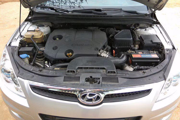 Chiếc Hyundai i30 CRDi trong bài viết này sử dụng động cơ dầu có dung tích 1.6L, công suất cực đại 89 mã lực tại 4.000 vòng/ phút, mo men xoắn tối đa 235 Nm tại 1.750 – 2.500 vòng/ phút. Mẫu xe trong bài viết này sử dụng hộp số tự động 6 cấp và dẫn động cầu trước.