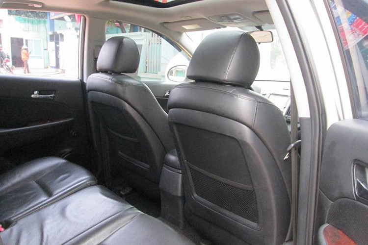Xe cũng được trang bị nội thất được bọc lại ghế da khá đẹp mắt, theo chủ nhân của chiếc xe cho hay - chiếc Hyundai i30 đời 2007 này đã được làm mới lại với rất nhiều chi tiết và chỉ mới chạy được khoảng 65 nghìn km.