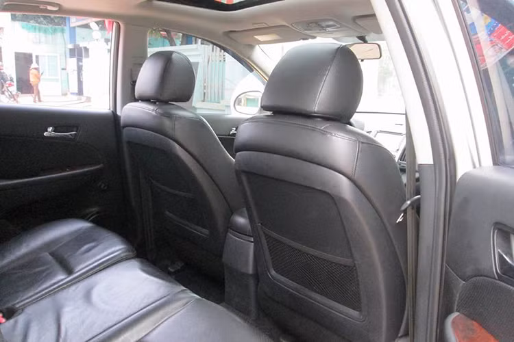 Xe cũng được trang bị nội thất được bọc lại ghế da khá đẹp mắt, theo chủ nhân của chiếc xe cho hay - chiếc Hyundai i30 đời 2007 này đã được làm mới lại với rất nhiều chi tiết và chỉ mới chạy được khoảng 65 nghìn km.