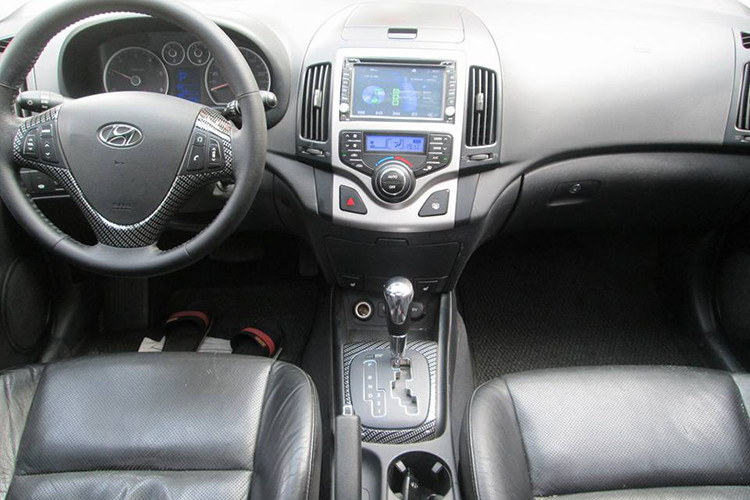 Bên trong nội thất của phiên bản máy dầu được trang bị khá đơn giản với ghế nỉ màu đen, điều hòa chỉnh tay, ghế lái chỉnh tay, hệ thống giải trí với đầu đọc CD, vô lăng không có nút chức năng. Bù lại, xe có không gian khá rộng rãi, trang bị cửa sổ trời và hệ thống an toàn cao tới 6 túi khí.