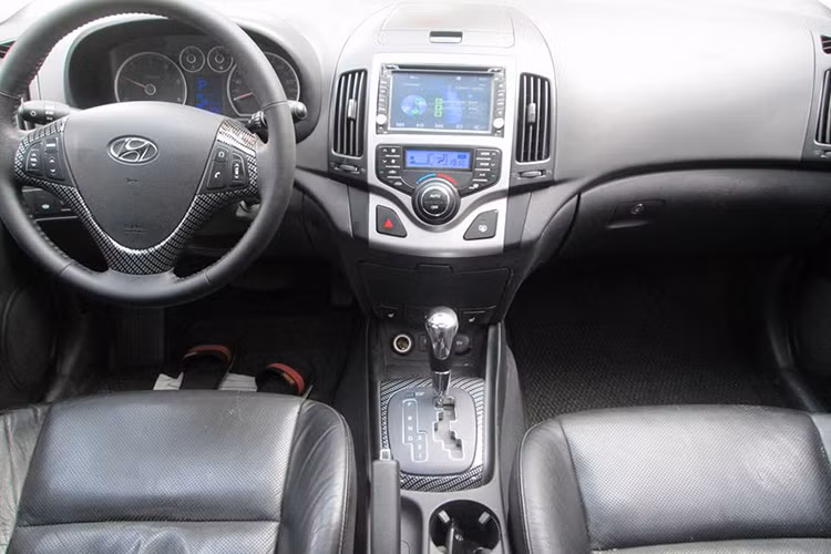 Bên trong nội thất của phiên bản máy dầu được trang bị khá đơn giản với ghế nỉ màu đen, điều hòa chỉnh tay, ghế lái chỉnh tay, hệ thống giải trí với đầu đọc CD, vô lăng không có nút chức năng. Bù lại, xe có không gian khá rộng rãi, trang bị cửa sổ trời và hệ thống an toàn cao tới 6 túi khí.