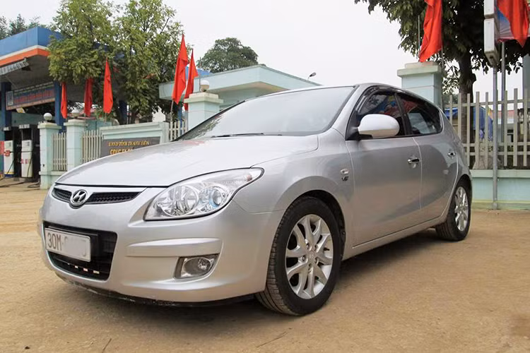 Thực tế, xe sedan hay hatchback máy dầu khá phổ biến ở thị trường Hàn Quốc và Châu Âu, tuy nhiên tại Việt Nam thì khách hàng mới chỉ làm quen với những chiếc xe gầm cao – kích thước lớn chạy máy dầu như Hyundai SantaFe, Kia Sodena, Toyota Fortuner hay Ford Everest... vì thế một chiếc hatchback như Hyundai i30 máy dầu này khá hiếm.