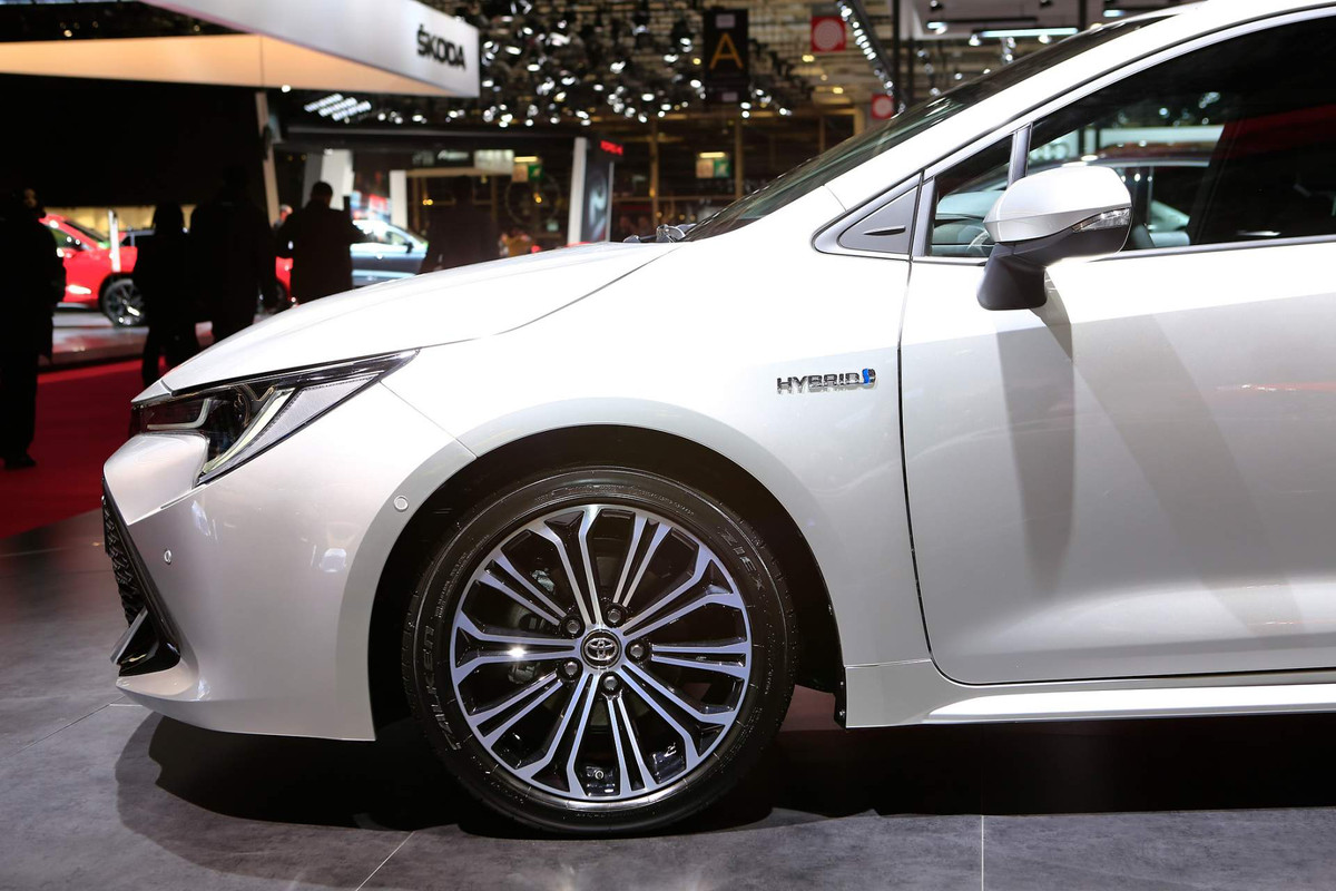 Nền tảng khung gầm mới cũng cho phép trọng tâm của những chiếc Corolla mới này thấp hơn 10 mm, cứng cáp hơn 60%, đồng thời đem đến cảm giác lái và cân bằng tốt hơn trước. Nhờ đó, người sử dụng sẽ cảm nhận được sự êm ái và linh hoạt hơn của Corolla mới.