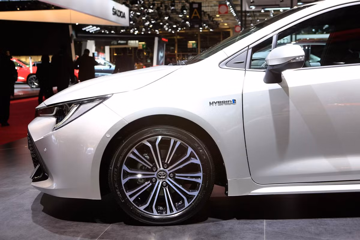 Nền tảng khung gầm mới cũng cho phép trọng tâm của những chiếc Corolla mới này thấp hơn 10 mm, cứng cáp hơn 60%, đồng thời đem đến cảm giác lái và cân bằng tốt hơn trước. Nhờ đó, người sử dụng sẽ cảm nhận được sự êm ái và linh hoạt hơn của Corolla mới.