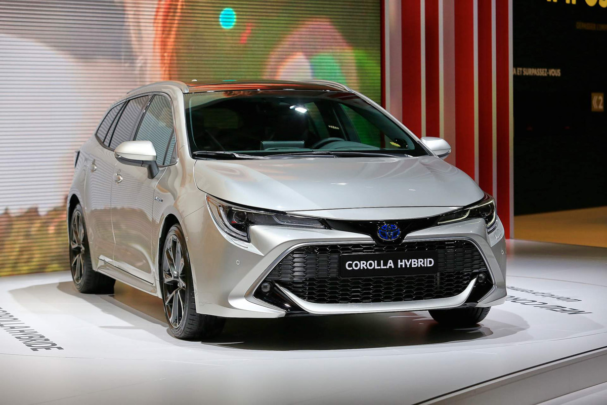 Tại thị trường châu Âu, mẫu xe Toyota Auris từng là dòng hatchback thay thế cho Corolla trong khi cái tên Corolla chỉ sử dụng cho bản sedan. Việc đổi tên cho Auris gây nhiều bất ngờ cho giới truyền thông, nhưng Toyota cho biết họ đã cân nhắc rất kỹ quyết định này.