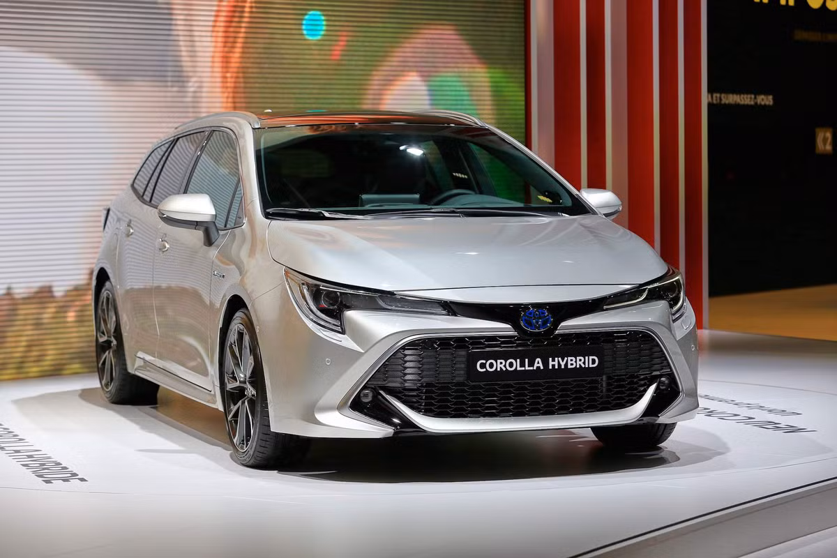 Tại thị trường châu Âu, mẫu xe Toyota Auris từng là dòng hatchback thay thế cho Corolla trong khi cái tên Corolla chỉ sử dụng cho bản sedan. Việc đổi tên cho Auris gây nhiều bất ngờ cho giới truyền thông, nhưng Toyota cho biết họ đã cân nhắc rất kỹ quyết định này.