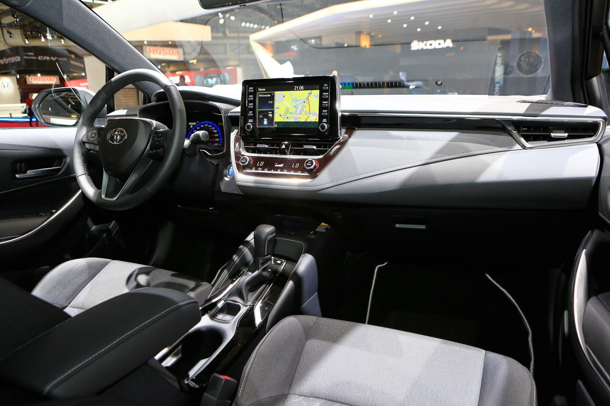 Nhờ sự giúp đỡ của công nghệ và khả năng sắp xếp nội thất, mẫu xe Toyota Corolla 2019 này cũng đã được nâng cấp thêm dung tích khoang hành lý từ 507 lít (trên bản Auris cũ) lên 598 lít (trên bản Corolla mới).