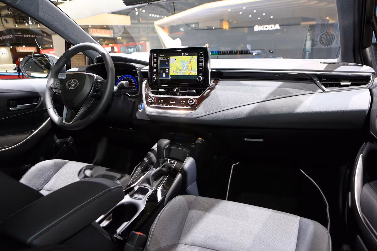 Nhờ sự giúp đỡ của công nghệ và khả năng sắp xếp nội thất, mẫu xe Toyota Corolla 2019 này cũng đã được nâng cấp thêm dung tích khoang hành lý từ 507 lít (trên bản Auris cũ) lên 598 lít (trên bản Corolla mới).