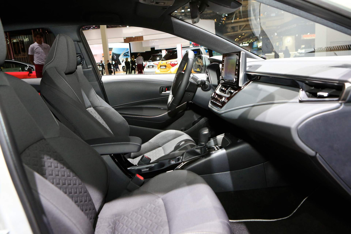 Nhờ đó, nó có thể cạnh tranh tốt hơn với các dòng xe đối thủ tại châu Âu như Volkswagen Golf Variant (dung tích 605 lít) và Skoda Octavia Combi (dung tích 610 lít). Xe được trang bị màn hình hiển thị kính lái HUD, sạc smartphone không dây, hệ thống âm thanh JBL...