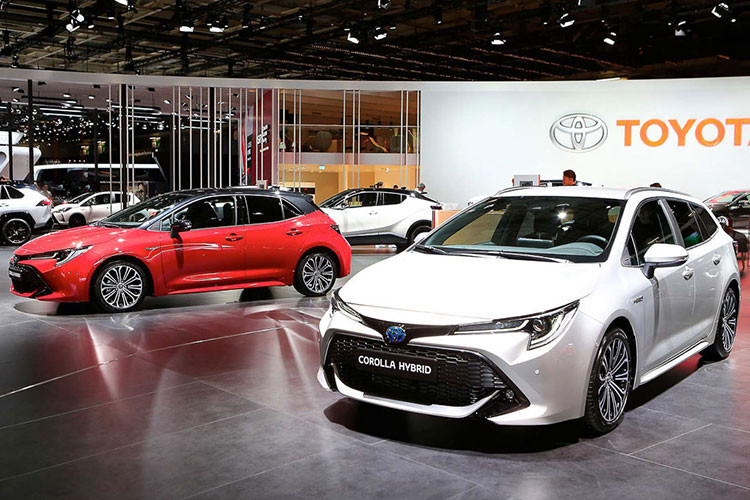 Sau khi chính thức khai tử cái tên Auris, Toyota đã ngay lập tức giới thiệu mẫu xe thay thế nó - Corolla tại triển lãm Paris Motor Show 2018. Và đúng như kỳ vọng, dàn xe Toyota Corolla 2019 thuộc đủ cấu hình từ hatchback đến wagon đã thu hút được khách tham quan rất lớn.