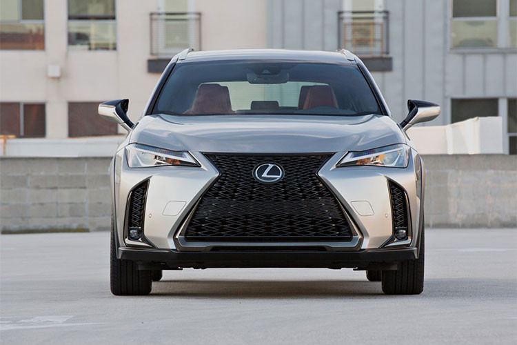 Phần đầu xe Lexus UX phiên bản 2019 gây ấn tượng bởi lưới tản nhiệt hình con suốt đặc trưng trải dài từ nắp ca-pô đến cản va trước. Hệ thống đèn pha được thiết kế tinh tế đi kèm với đèn LED daytime hình chữ L.