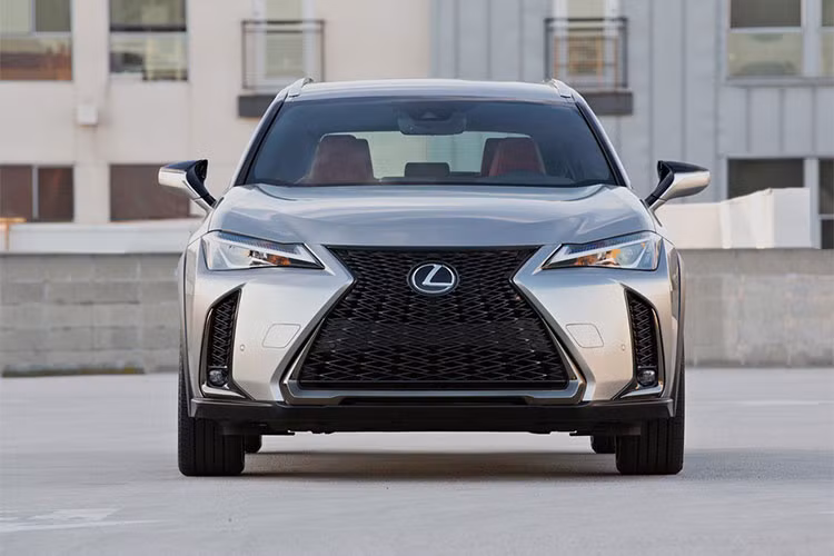 Phần đầu xe Lexus UX phiên bản 2019 gây ấn tượng bởi lưới tản nhiệt hình con suốt đặc trưng trải dài từ nắp ca-pô đến cản va trước. Hệ thống đèn pha được thiết kế tinh tế đi kèm với đèn LED daytime hình chữ L.