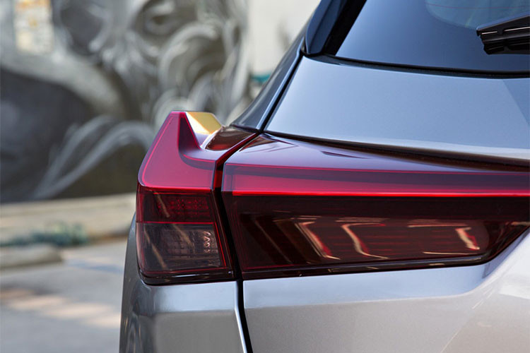 Đuôi xe được trang bị cụm đèn hậu LED thiết kế dạng 3D nổi bật. Cản va sau được thiết kế hầm hố tạo dáng vẻ cơ bắp và hiện đại cho Lexus UX. 