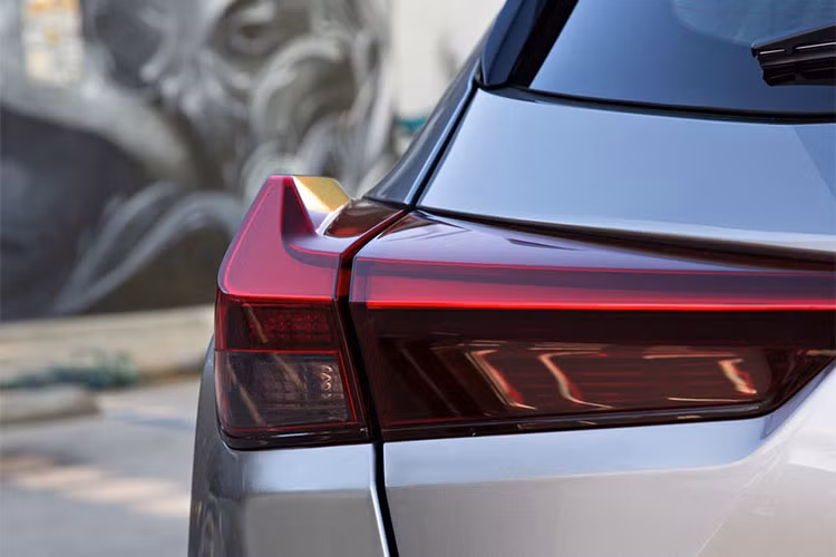 Đuôi xe được trang bị cụm đèn hậu LED thiết kế dạng 3D nổi bật. Cản va sau được thiết kế hầm hố tạo dáng vẻ cơ bắp và hiện đại cho Lexus UX. 