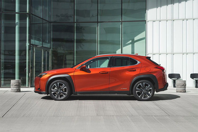 Lexus UX có 2 phiên bản: UX 200 sử dụng khối động cơ 4 xy-lanh 2.0L thế hệ mới sản sinh công suất tối đa 169 mã lực và mô-men xoắn cực đại 205 Nm. Đi kèm là hộp số vô cấp CVT và hệ dẫn động cầu trước. UX 250h sử dụng động cơ xăng 2.0L 4 xy-lanh nhưng được lắp thêm hai động cơ điện đồng trục, cung cấp cho xe tổng công suất 175 mã lực. Đi kèm là hệ dẫn động bốn bánh toàn thời gian.