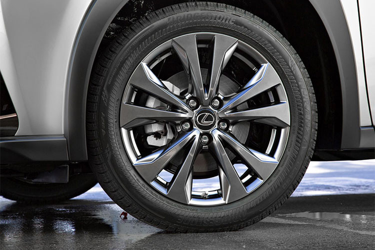Nếu tùy chọn gói nâng cấp F Sport cho mẫu xe sang mới nhà Lexus, bạn còn nhận thêm lưới tản nhiệt thể thao độc quyền, đèn sương mù LED cỡ lớn hình chữ L mạ chrome và bộ vành hợp kim 5 chấu kép 18 inch.