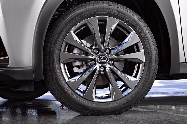 Nếu tùy chọn gói nâng cấp F Sport cho mẫu xe sang mới nhà Lexus, bạn còn nhận thêm lưới tản nhiệt thể thao độc quyền, đèn sương mù LED cỡ lớn hình chữ L mạ chrome và bộ vành hợp kim 5 chấu kép 18 inch.