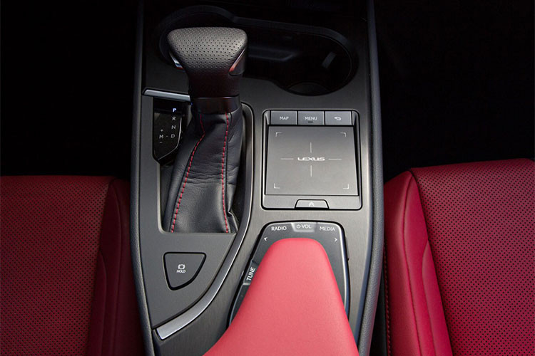 Về hệ thống thông tin giải trí, UX được trang bị Apple CarPlay với dàn âm thanh 6 loa, có thể được nâng cấp lên 8 loa và kèm theo một màn hình 10,25 inch với hệ thống Lexus Navigation. Màn hình hiển thị trên kính chắn gió (HUD) cũng là một tùy chọn đáng giá trên UX.