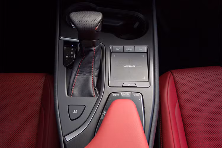 Về hệ thống thông tin giải trí, UX được trang bị Apple CarPlay với dàn âm thanh 6 loa, có thể được nâng cấp lên 8 loa và kèm theo một màn hình 10,25 inch với hệ thống Lexus Navigation. Màn hình hiển thị trên kính chắn gió (HUD) cũng là một tùy chọn đáng giá trên UX.